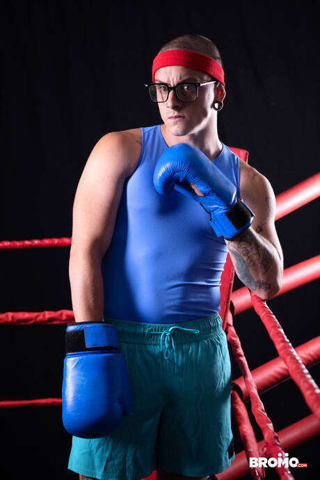 Il muscoloso canadese Bo Sinn e il muscoloso Harvey Sid in un bollente sesso anale