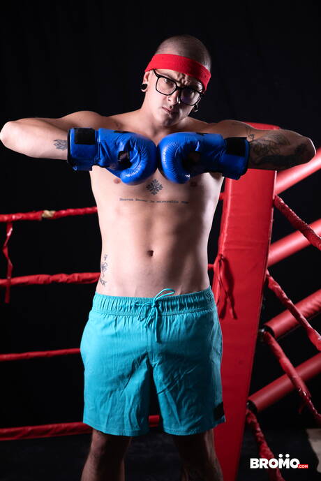 Il muscoloso canadese Bo Sinn e il muscoloso Harvey Sid in un bollente sesso anale