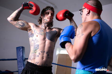 Il muscoloso canadese Bo Sinn e il muscoloso Harvey Sid in un bollente sesso anale