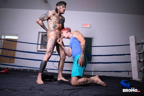 Il muscoloso canadese Bo Sinn e il muscoloso Harvey Sid in un bollente sesso anale