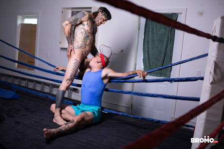 Il muscoloso canadese Bo Sinn e il muscoloso Harvey Sid in un bollente sesso anale