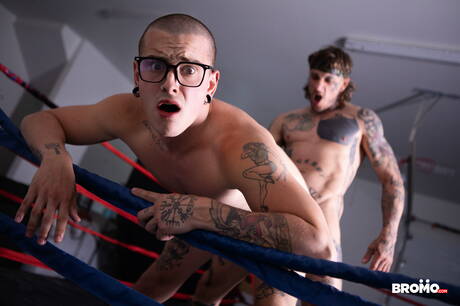 Il muscoloso canadese Bo Sinn e il muscoloso Harvey Sid in un bollente sesso anale