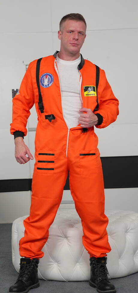 American pornstars muscular Brian Bonds and hunky guy Deepdicc fuck after  interracial blowjob