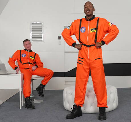 Os atores pornôs americanos musculosos Brian Bonds e o gostoso Deepdicc transando depois de um boquete interracial