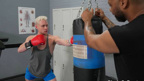 漂亮的美國小夥 Andrew Connor 和肌肉發達的 Ray Diesel 在跨種族口交後做愛