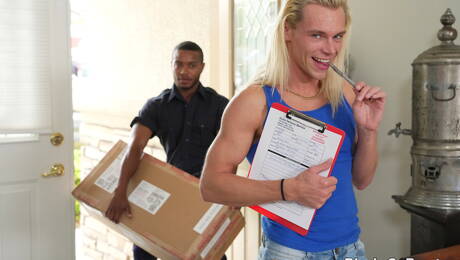 Il muscoloso Johnny Moon e il bel ragazzo di colore Jake Waters in un sesso anale in bianco e nero