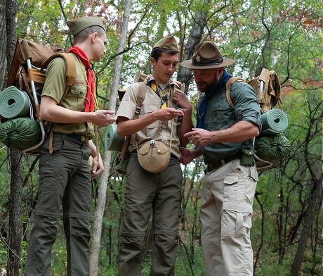 I ragazzi sexy Austin Young, Jack Andram e Killian Knox in un bollente trio anale all