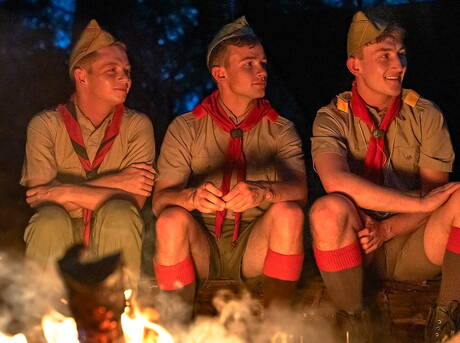 セクシーなグレッグ・マッケオン、ローガン・クロス、コルトン・フォックスが屋外で3Pアナルセックスをする