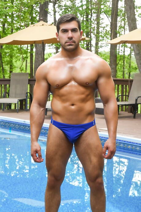 Die geilen Freunde Abby Marie, Justin Matthews und Damien Stone beim heißen Bi-Gruppensex im Pool