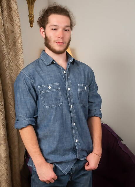 Les amis excités Jasmin Jai, Skyler Dee et Luke Roman dans une baise bisexuelle