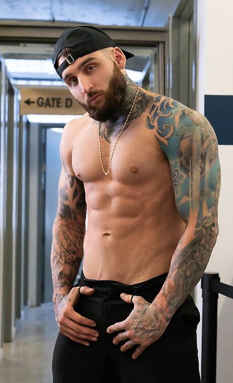 美麗的三人組 Shana Lane、Theo Brady 和 Tony Dangelo 享受雙性戀的樂趣