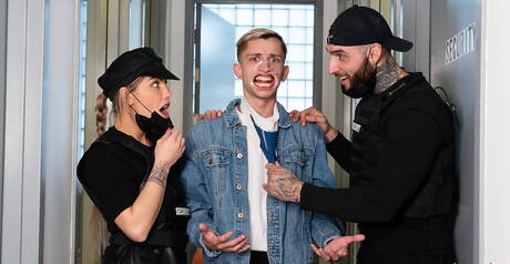 美麗的三人組 Shana Lane、Theo Brady 和 Tony Dangelo 享受雙性戀的樂趣