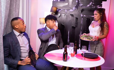 Laura Fox、Trent King 和 Kenzo Alvarez 三人組進行雙性戀三人性交