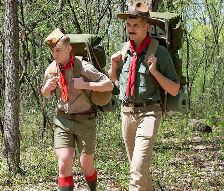 Sexy Amerikaner, der junge Jonah Wheeler und der gut gebaute Colton Fox bei heißer Arschfick-Action im Freien