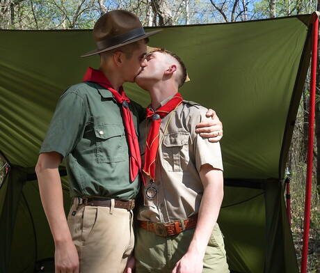 De beaux mecs américains baisent Jonah Wheeler et le costaud Colton Fox dans une sodomie hard en extérieur