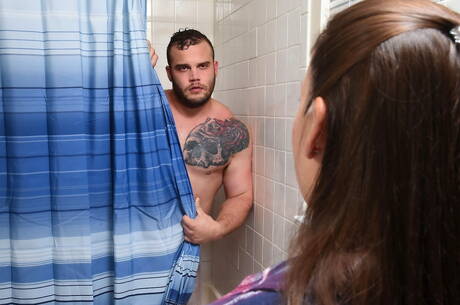 Trio excité Melanie Hicks, John Magnum et Daxx Carter dans un plan à trois bisexuel dans la salle de bain