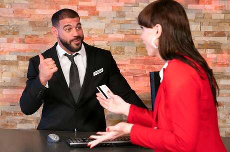 Ella Nova, Ricky Larkin e Wesley Woods em sexo a quatro com a travesti Natalie Mars