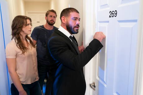 Ella Nova, Ricky Larkin e Wesley Woods em sexo a quatro com a travesti Natalie Mars