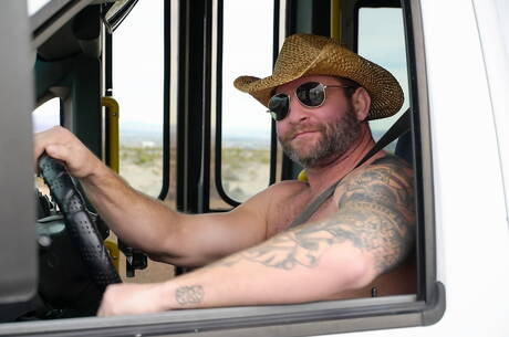 性感三人組 Violet Monroe、Colby Jansen 和 Sherman Maus 在戶外進行三人性交