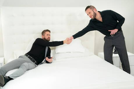 Los sexys amigos Lauren Phillips, Wesley Woods y Wolf Hudson en una escena de sexo bisexual