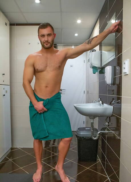 ジェニファー・メンデス、デオン・フォックス、ダレン・Dの美しいトリオがバスルームで3Pバイファックアクションを披露