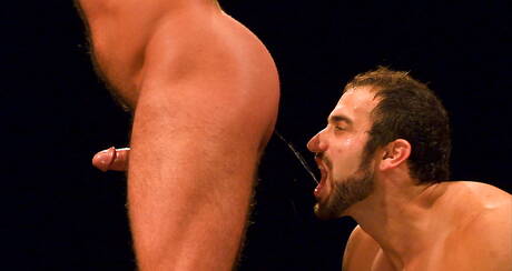 Spierbundel Spencer Reed en Jessie Colter in een vecht- en plasseksscène