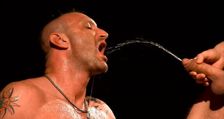 Ethan Wolfe y Tibor Wolfe en una sesión BDSM de meadas y fisting