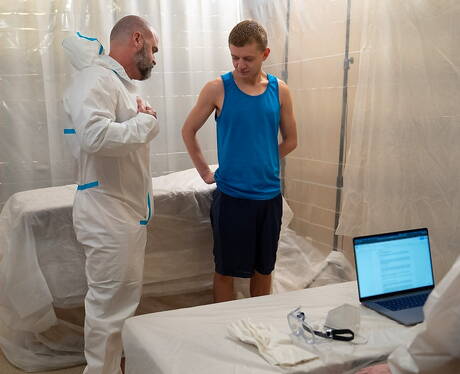 Dos estadounidenses, el peludo Bishop Angus y el musculoso Ian Levine, se follan entre sí.