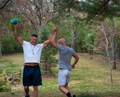 Killian Knox, Cole Blue, Jack, Marcus, Maxx Monroe e Matthew se divertindo juntos ao ar livre