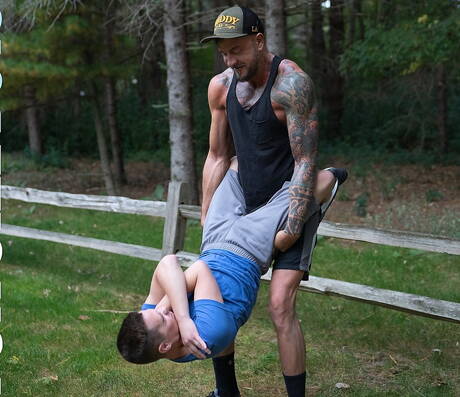 Berühmte Amerikaner, der gut gebaute Dolf Dietrich und der Superhengst Ian Levine in heißer homosexueller Action im Bad