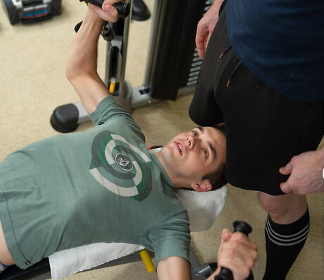 素敵なアメリカ人の男の子、筋肉質のルグラン・ウルフと若い男の子のマーカス・リバーズが熱いカップルシーンを披露