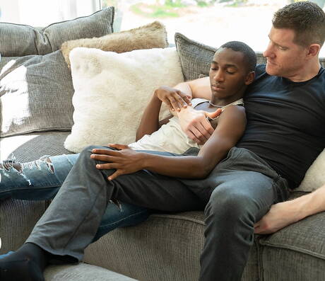 Znani Amerykanie, przystojny facet Legrand Wolf i młody chłopak Kai Taylor ruchają się w dupę po międzyrasowym fellatio