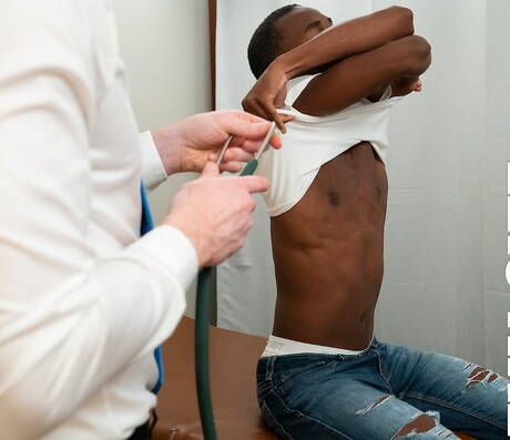 Znani Amerykanie, dobrze zbudowany Legrand Wolf i piękny chłopak Kai Taylor w gorącym międzyrasowym seksie analnym