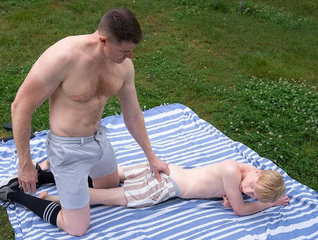 漂亮的美國男孩超級帥哥 Legrand Wolf 和年輕的 Caleb Anthony 在戶外口交後做愛