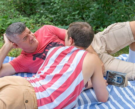 性感美國帥哥Logan Cross和性感熊熊Dillon Stone在戶外享受激情性愛