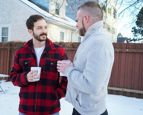 興奮した仲間のタッカー・バレット、ブライアン・ボンズ、マイオット・ハンターが屋外で3Pファックシーンを披露