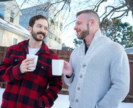 興奮した仲間のタッカー・バレット、ブライアン・ボンズ、マイオット・ハンターが屋外で3Pファックシーンを披露