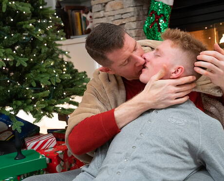 Os simpáticos rapazes americanos musculosos Legrand Wolf e o jovem Richie West em uma cena homossexual quente