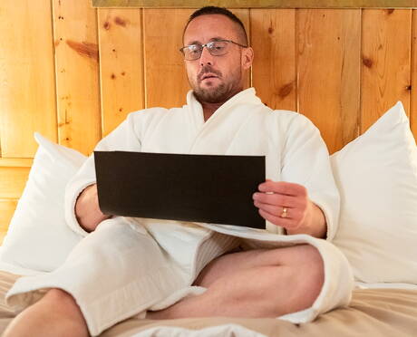 Dwóch amerykańskich facetów, twardziel Myles Landon i twardziel Ian Levine uprawiają seks po ssaniu kutasa