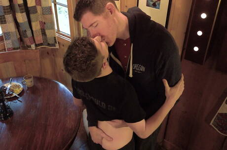 Amerykańskie gwiazdy porno Legrand Wolf i młodzieniec Felix Maze uprawiają seks analny