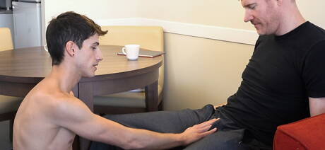 Le beau gosse américain Legrand Wolf et le beau gosse canadien Jay James dans une scène homosexuelle torride dans la cuisine