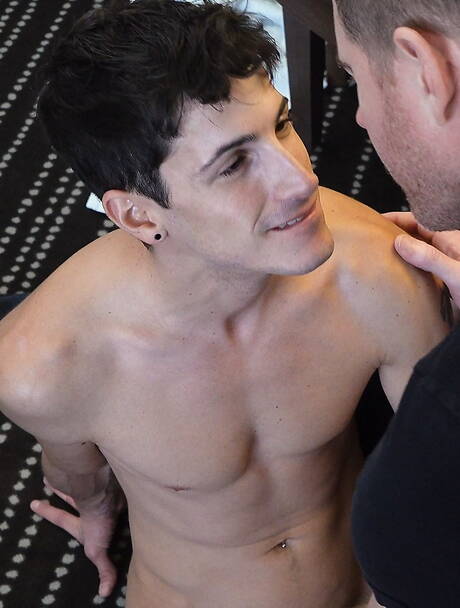 Le beau gosse américain Legrand Wolf et le beau gosse canadien Jay James dans une scène homosexuelle torride dans la cuisine