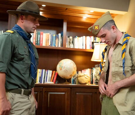 Scout Boys: O fisiculturista americano Rick Fantana e o novinho Oliver James se masturbando