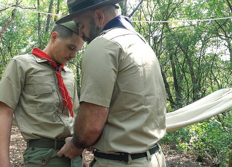 Los simpáticos chicos gays americanos Bishop Angus y el musculoso Ian Levine tienen un buen sexo anal al aire libre