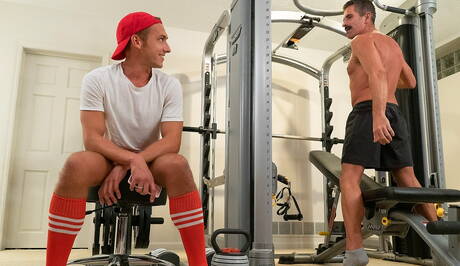 Dois caras americanos, o garanhão Mitch Cox e o bonitão Cameron Basinger, mostram um corpo lindo