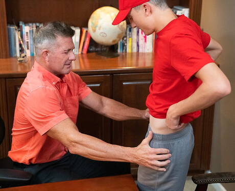 Dois caras americanos musculosos, Matthew Figata e o jovem Jack Andram, fodem a bunda depois de chupar