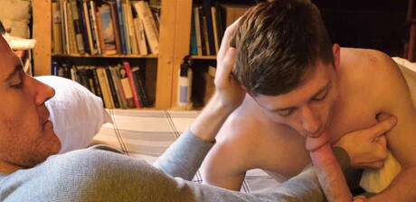 Die netten amerikanischen Kumpels Legrand Wolf und der Twink Felix Maze ficken in den Arsch, nachdem sie einen Schwanz gelutscht haben