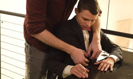 性感的美國男人 Legrand Wolf 和帥哥 Austin Young 展開火辣的同性戀行為