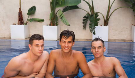 Sean Codys Muskeltypen bei großer Schwulenorgie im Urlaub, Teil 2