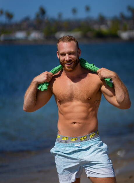 O touro forte Brogan se masturbando na praia